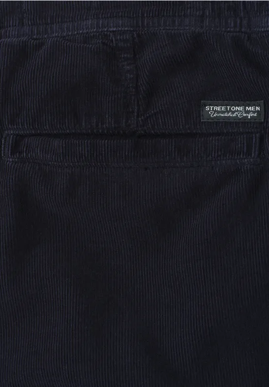 Nahaufnahme einer schwarzen Cordhose mit Gesäßtasche und eingenähtem Street One Men-Label
