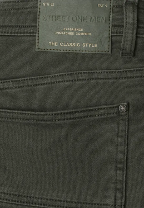 Donkergroene jeans met achterzak, klinknagel en leren label First One Men in de taille.