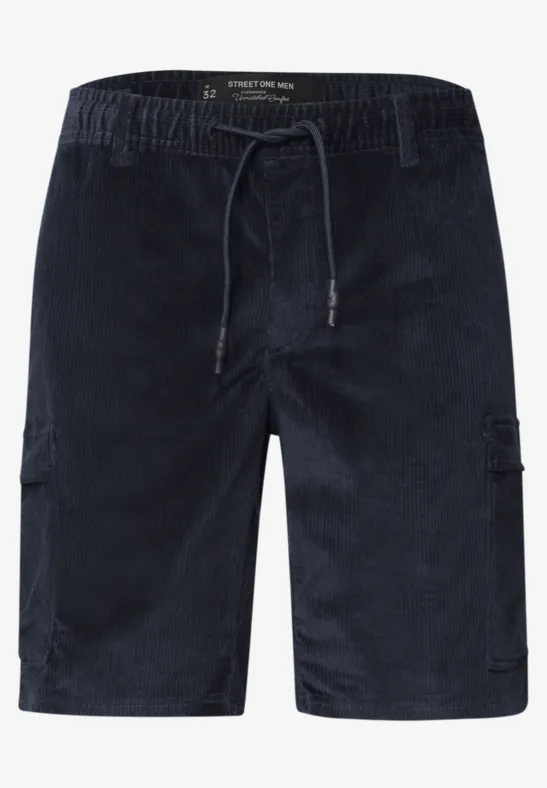 Marineblauwe corduroy short met trekkoord in de taille en zijkanten cargo zakken.