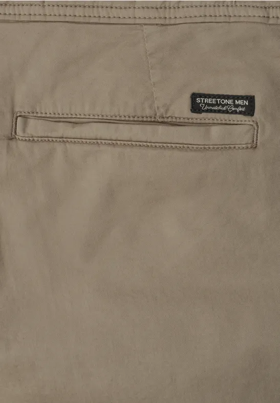 Nahaufnahme einer beigen Hose mit Gesäßtasche und kleinem Markenlabel