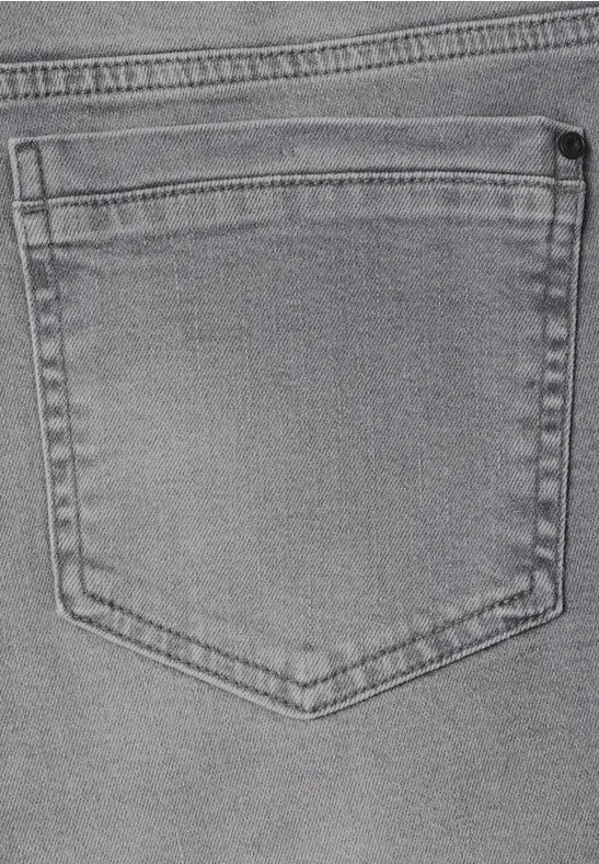 Dos d'un jean gris avec poche plaquée, coutures apparentes.