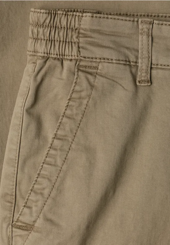 Nahaufnahme einer hellbraunen Hose mit Taschenöffnung und Gürtelschlaufen.