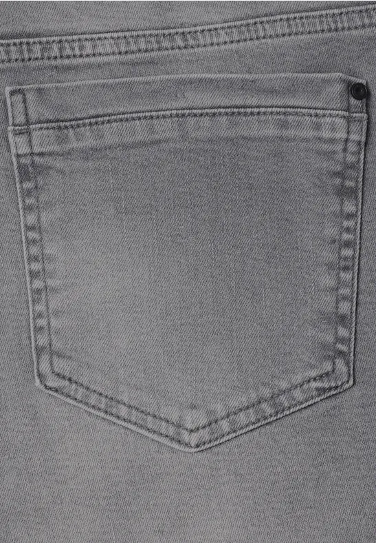 Naheinstellung einer grauen Jeanshintertasche mit sichtbaren Nähten.