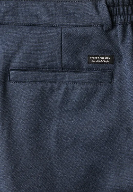 Dunkelblaue Sporthose mit Gummibund, aufgesetzter Gesäßtasche und Street One Men Label-Patch.