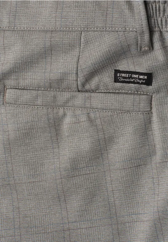 Graue, kariert gemusterte Herrenhose mit aufgenähter 'STREET ONE MEN'-Label über einer Gesäßtasche.
