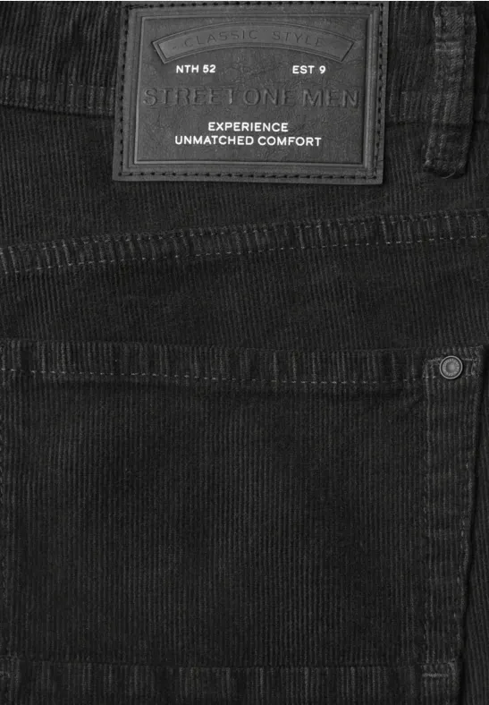Nahaufnahme einer schwarzen Cordhose mit Aufdruck EXPERIENCE UNMATCHED COMFORT.