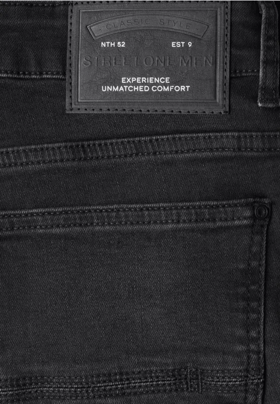 Schwarze Jeans mit aufgesetzten Taschen und Lederlabel mit dem Aufdruck „Experience Unmatched Comfort“.