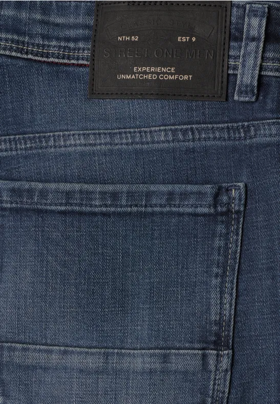 Dunkelblaue Jeans mit Gesäßtasche und Lederpatch mit Aufschrift