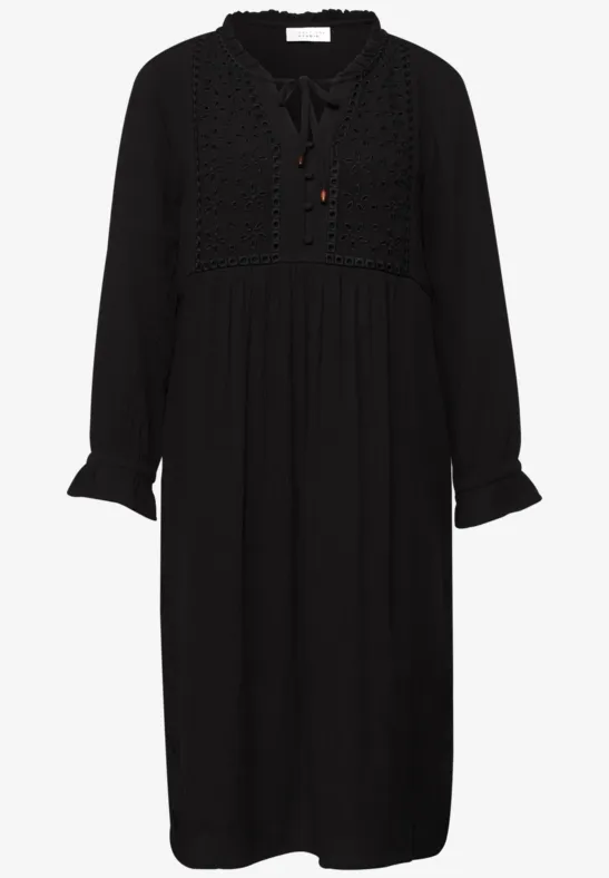 Schlichtes schwarzes Midikleid mit langen Ärmeln, Spitzenbesatz am Oberteil und Bindeband am V-Ausschnitt.