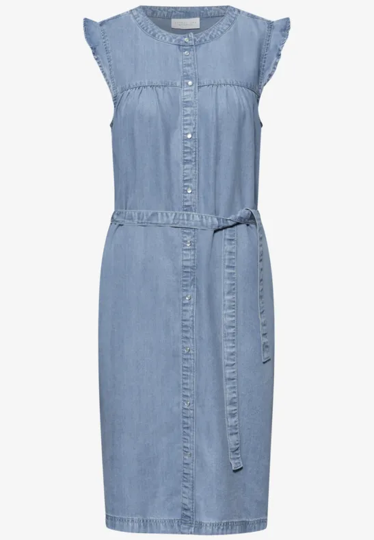 Ärmelloses hellblaues Jeanskleid mit Knopfleiste und Taillengürtel, knielang.