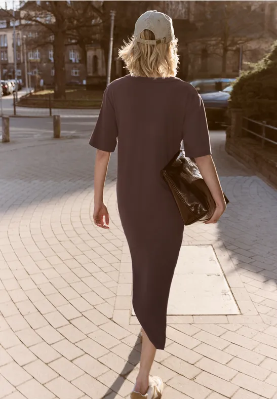 Midi-jurk met ronde hals en knoopdetail mahogany brown