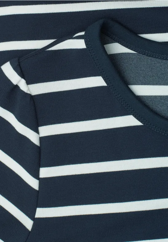 Nahaufnahme eines navyblauen Shirts mit weißen Querstreifen.