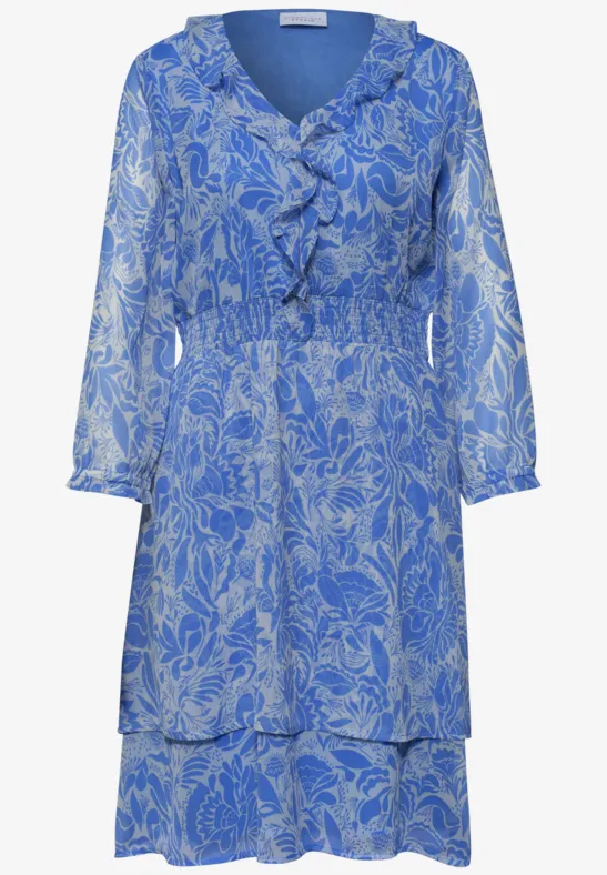Blauwe, knielange jurk met wit bloemenpatroon, V-hals, ruches en driekwartmouwen.
