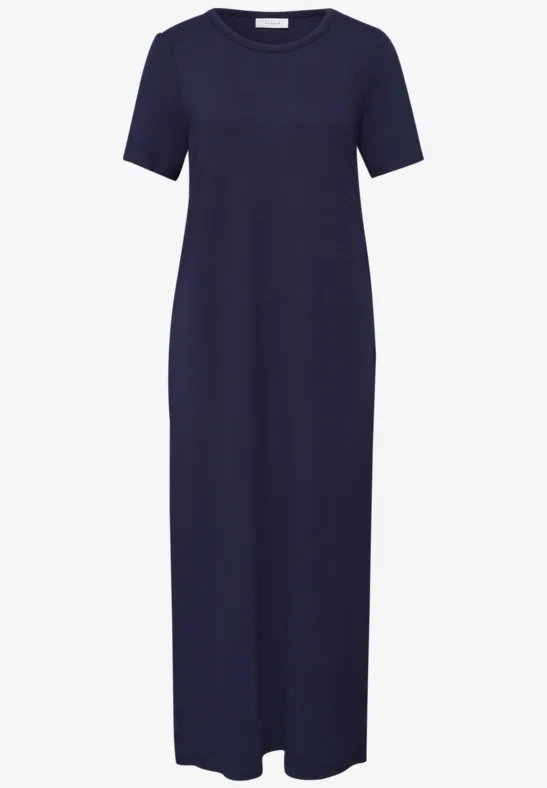 Een eenvoudig marineblauw T-shirtjurk met korte mouwen en een enkellange, rechte pasvorm.