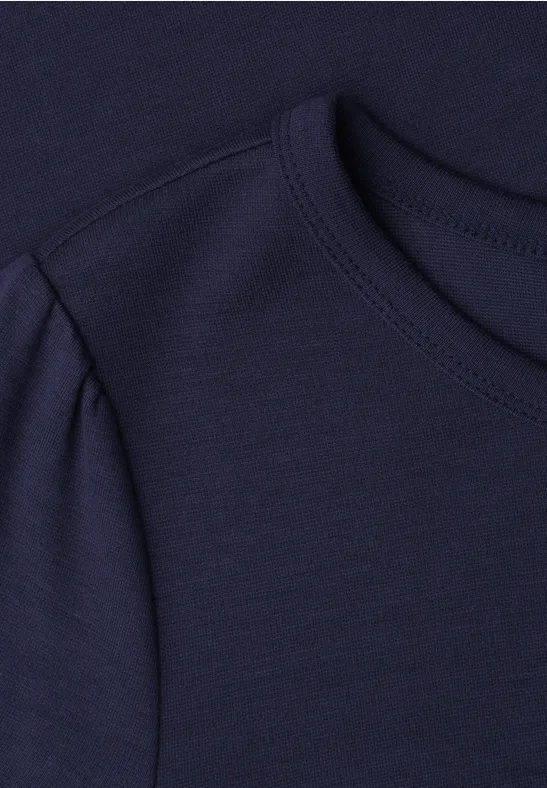 Twee donkerblauwe T-shirts met ronde hals, dicht op elkaar gelegd.