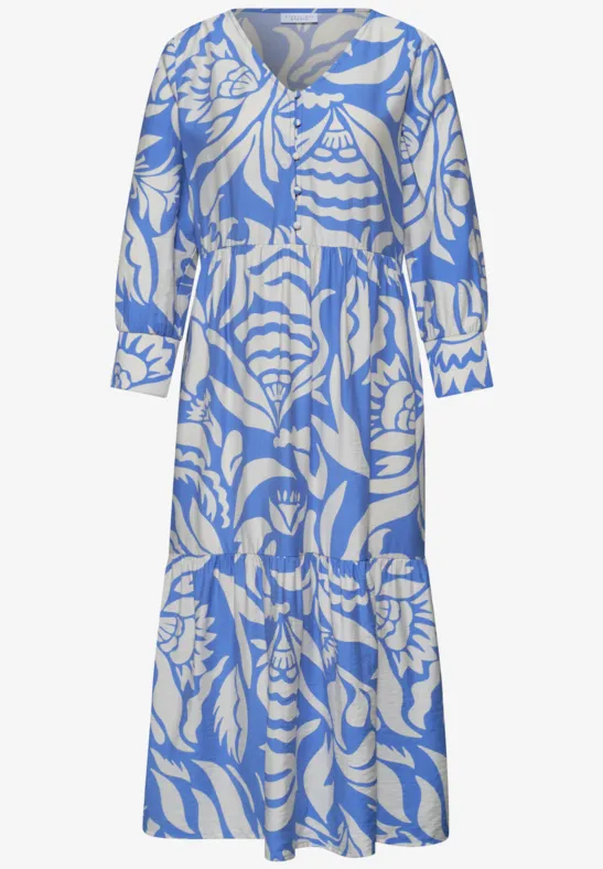 Langes blau-weißes Kleid mit Blattmuster, V-Ausschnitt, langen Ärmeln und Taillenschnürung.
