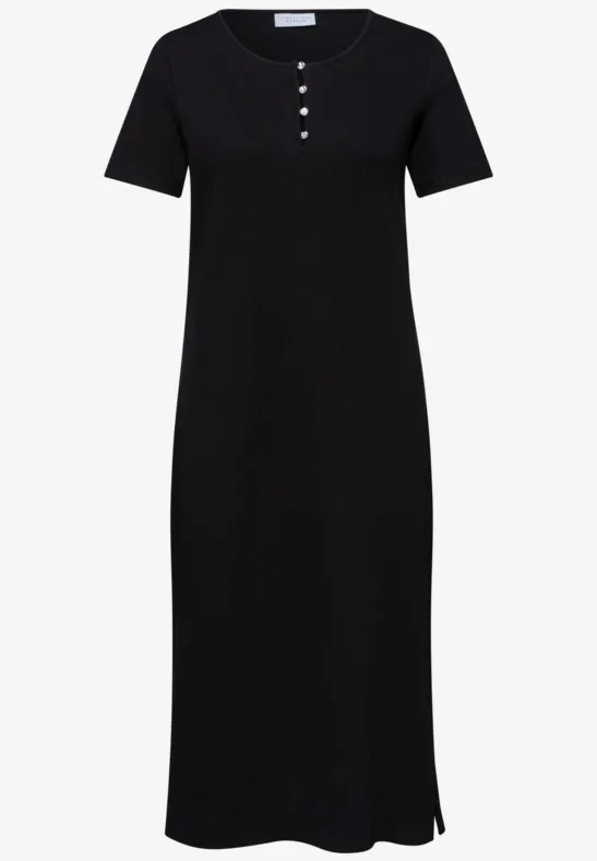 Zwarte midi-jurk met korte mouwen en knoopsluiting aan de voorkant.