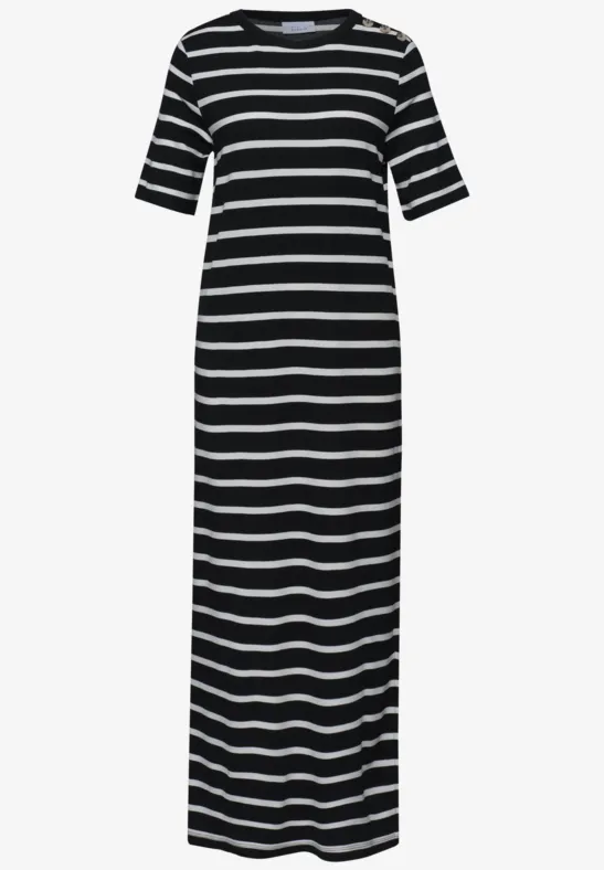 Een zwart-witte gestreepte maxi-jurk met korte mouwen.