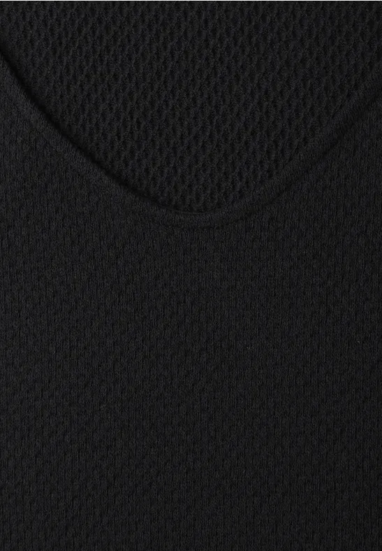 Nahaufnahme eines schwarzen Mesh-Stoffes mit feinem Gittermuster.