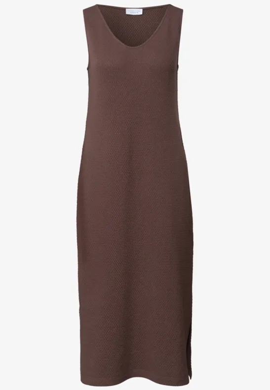 Robe en maille marron sans manches, longueur genou à mollet, décolleté en V.