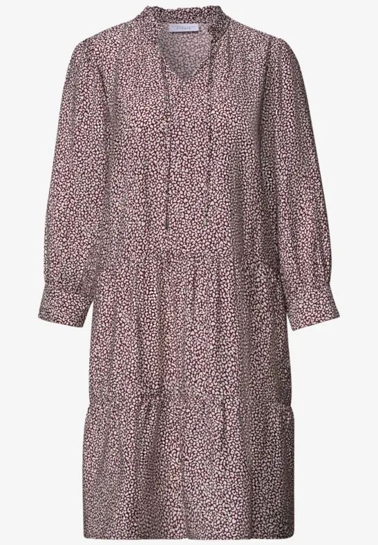 Rosa Midikleid mit langen Ärmeln, V-Ausschnitt mit Kordeln, Stufenrock und feinem dunkelbraunem Muster