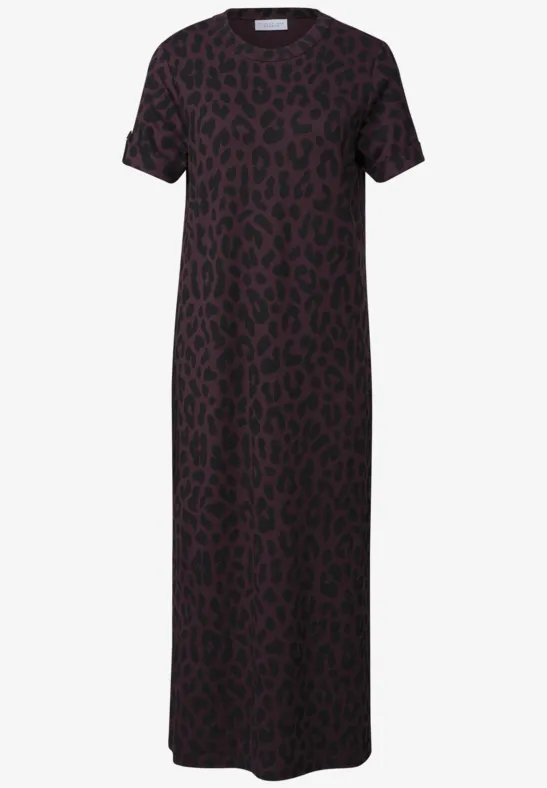 Maxikleid mit kurzen Ärmeln und dunklem Leopardenmuster, locker fallend, knöchellang.
