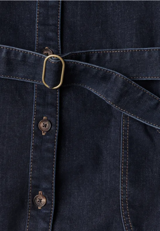 Nahaufnahme eines dunkelblauen Denimkleids mit Knopfleiste und Taillengürtel mit goldener Schnalle