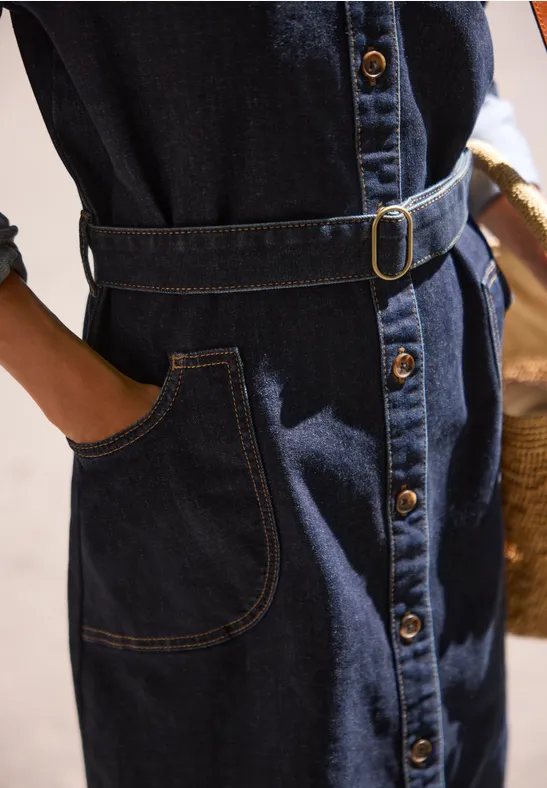 Dunkelblaues Jeanskleid mit seitlichen Taschen, Knopfleiste und Gürtel