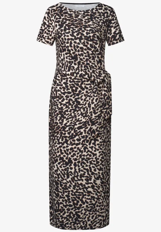 Langes Damenkleid mit kurzem Ärmel und Leopardenmuster.