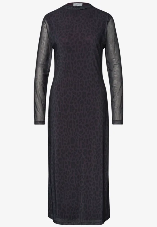 Langes, eng anliegendes Kleid mit dezentem Tiermuster und langen Ärmeln.
