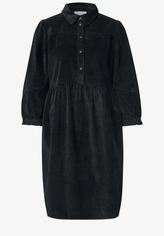 Zwarte midi ribfluwelen jurk met overhemdkraag, knoopsluiting, gerimpelde taille en lange mouwen.