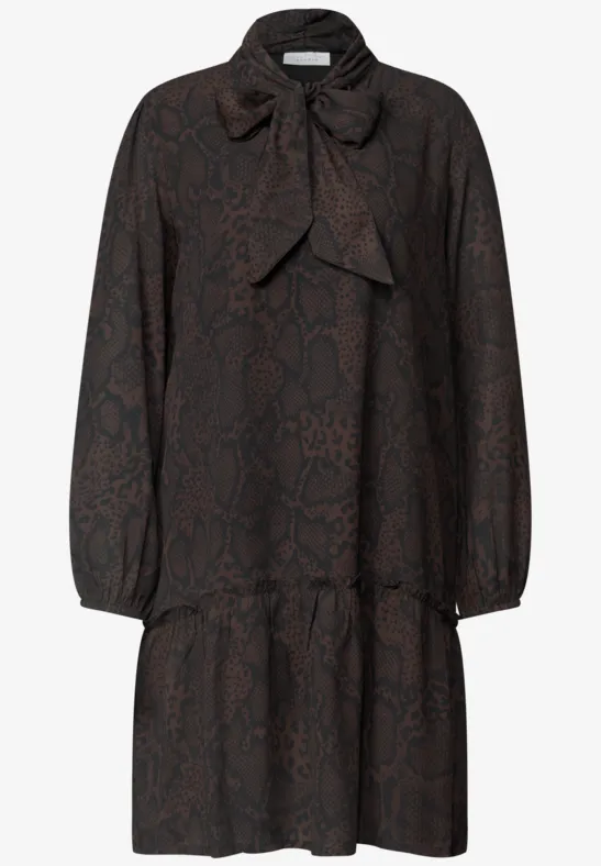 Dunkles, langärmliges Kleid mit Schluppenkragen, dezentem Animal-Print und lockerem Stufenrock.