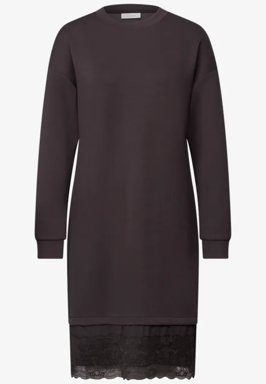 Langärmeliges, schlichtes Strickkleid mit Rundhalsausschnitt und Spitzenbesatz am Saum.