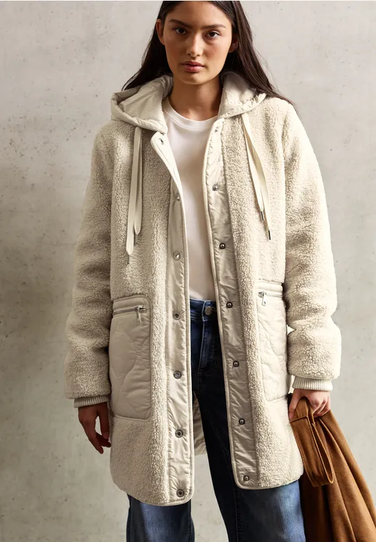 Manteau en peluche avec capuche savannah sand