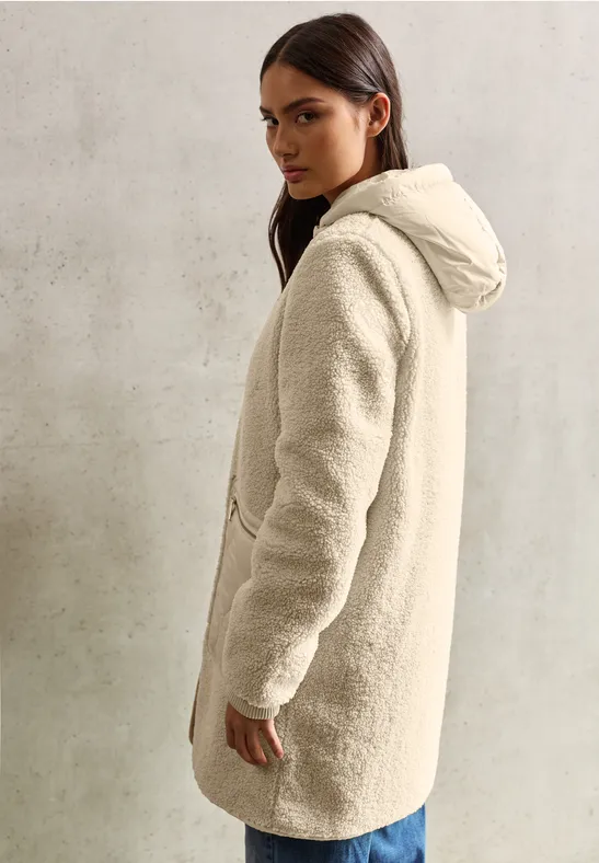 Manteau en peluche avec capuche savannah sand