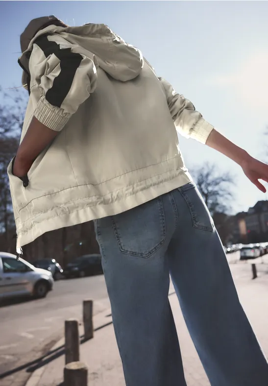 Jacke mit Kapuze und Tapedetail powder beige