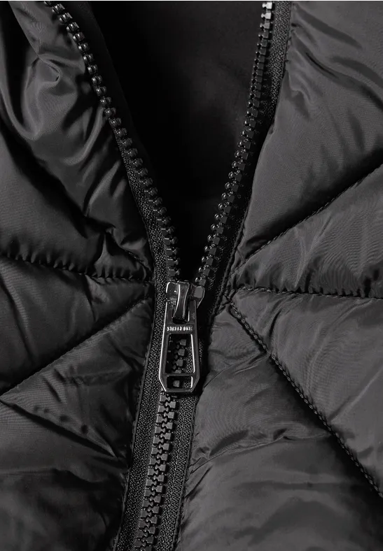 Nahaufnahme eines schwarzen Reißverschlusses auf gesteppter Jacke