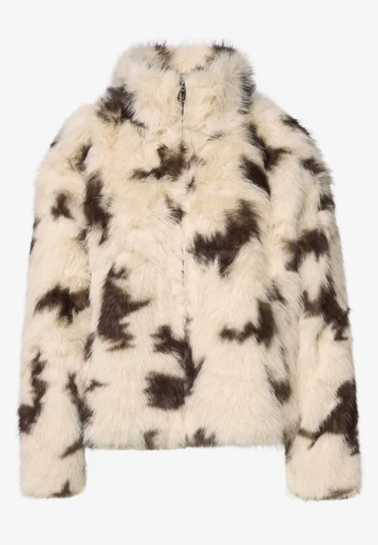 Weiche, cremeweiße Kunstpelzjacke mit unregelmäßigen braunen Flecken, Stehkragen und lockerer Passform.