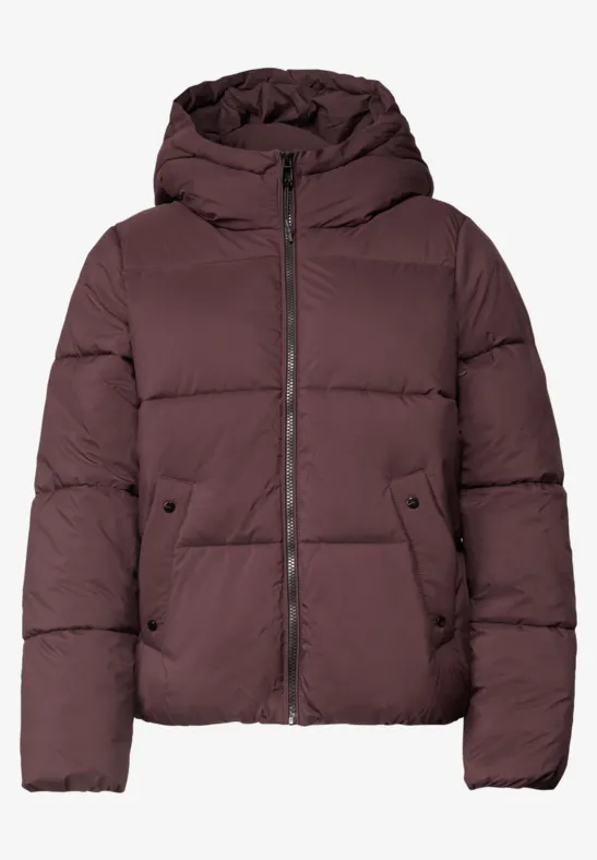 Dunkelrote, wattierte Daunenjacke mit Kapuze und Reißverschluss.