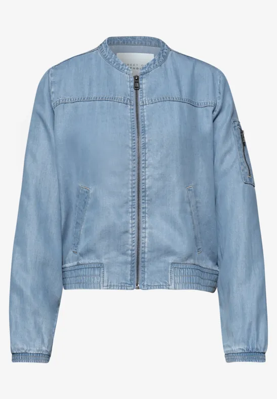 Lichtblauwe denim bomberjack met ritssluiting en zakken.