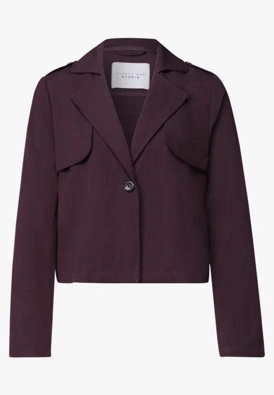 Kurze lila Jacke mit Hemdkragen, Knopfverschluss und aufgesetzten Taschen.