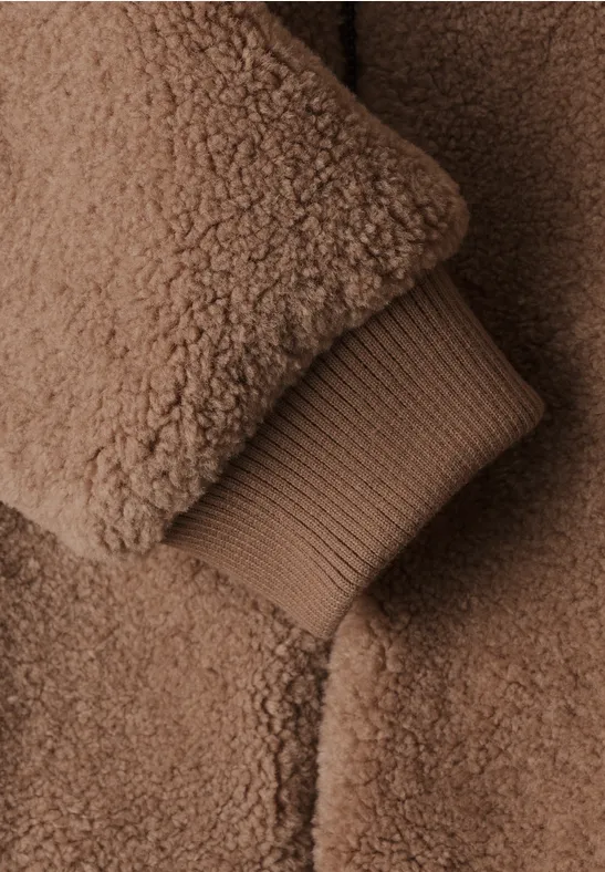 Braune Teddy-Fleecejacke mit weichem, kuscheligem Stoff und elastischem Rippbündchen.