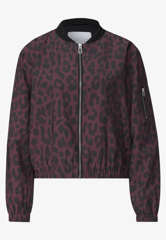 Een bordeaux bomberjack met zwart luipaardprint, ritssluiting vooraan en geribde kraag.