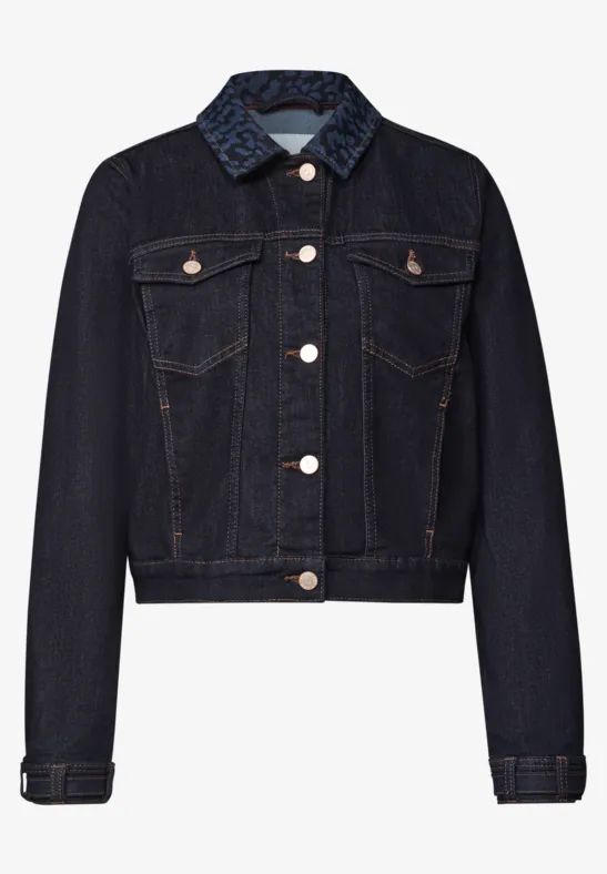 Dunkelblaue Jeansjacke mit Metallknöpfen und gemustertem Kragen.
