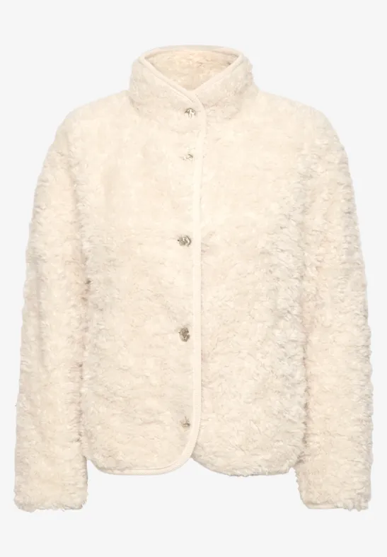 Kurze cremefarbene Teddy-Fleece-Jacke mit Stehkragen und Knopfleiste.