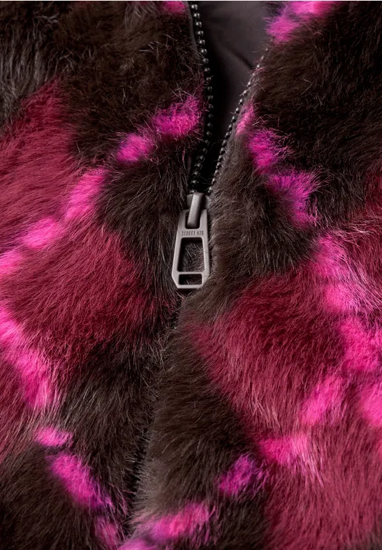 Nahaufnahme eines flauschigen Fellmantels in Pink und Dunkelbraun mit einem silbernen Reißverschluss.