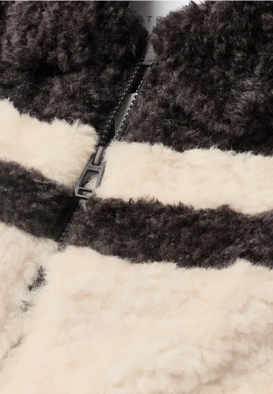 Flauschige Teddy-Jacke mit Reißverschluss in Schwarz-Weiß-Streifen.