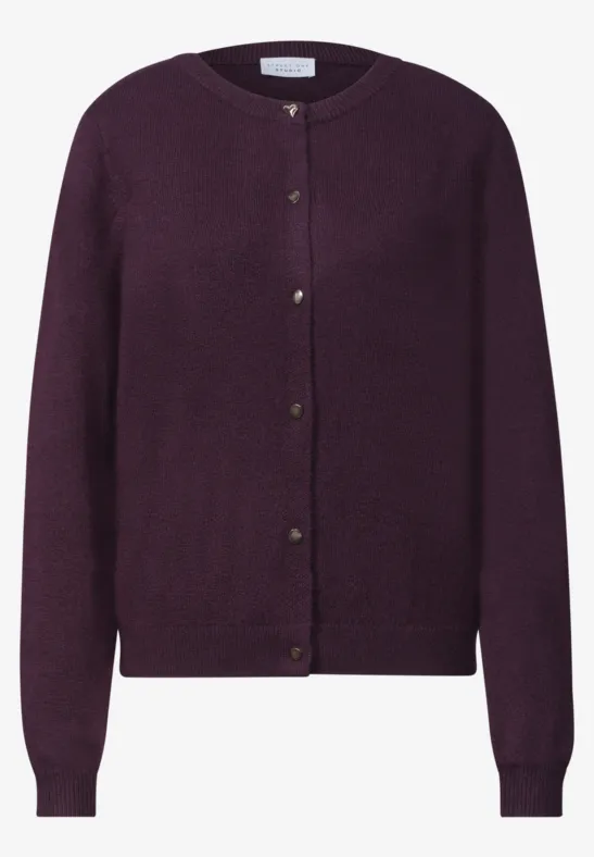 Violetter Damen-Cardigan mit Knopfleiste, Rundhalsausschnitt und langen Ärmeln.