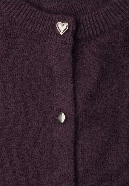 Dunkellila Strickjacke mit Herzknopf und silbernen Besätzen