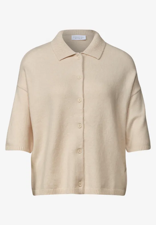 Beige Strickjacke mit kurzen Ärmeln, Knopfleiste und Hemdkragen.